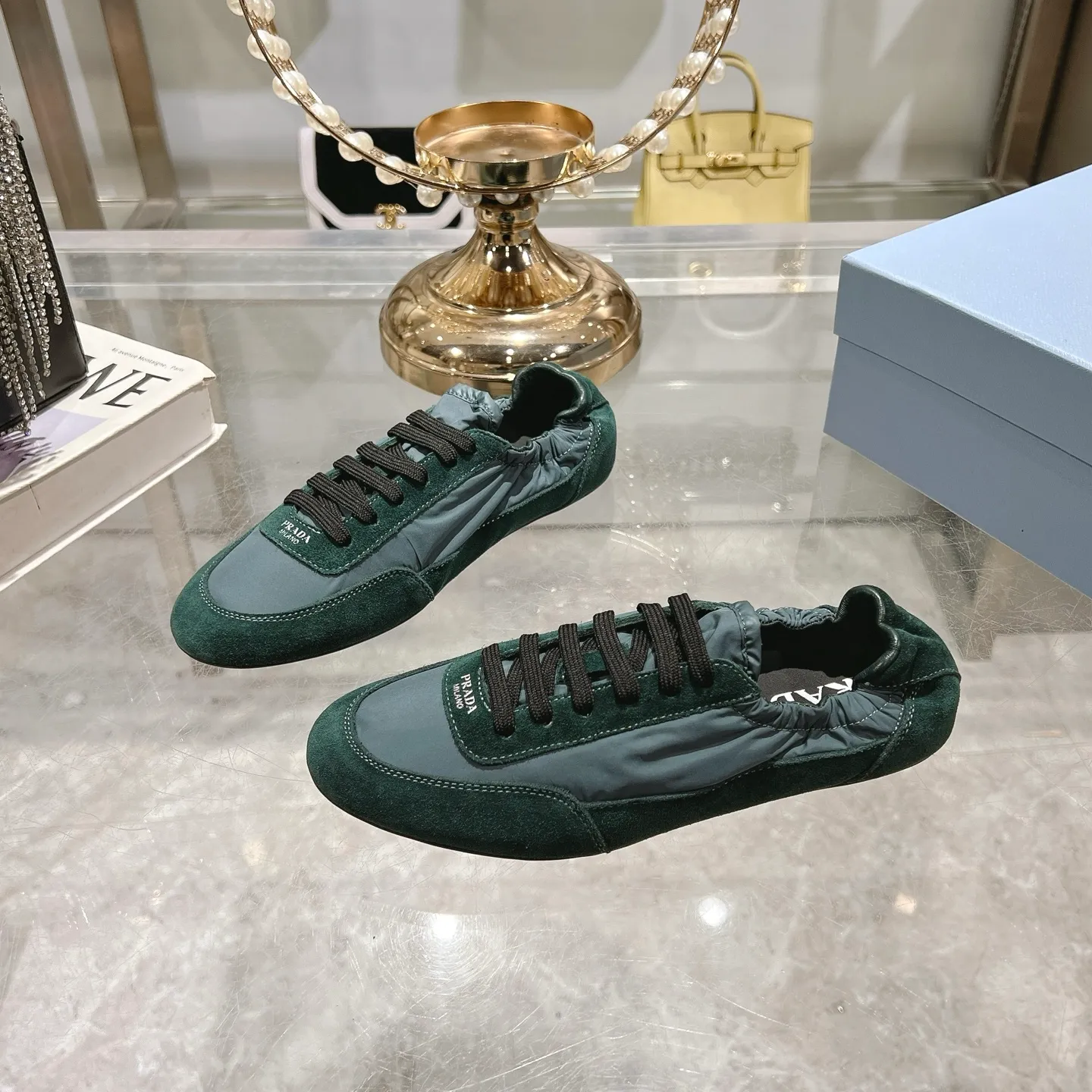👟👟Ex-factory price 520👟👟Men's size +10 Couple style🎆Prada's new moral training shoes. The upper is suede with texture, and the inner sheepskin is wrapped. It is soft and waxy🎆The insole is thickened with lambskin. It is extremely comfortable to step on, has a sense of support, and feels well wrapped. The shoe shape is full of wrapping, light and easy to wear. A practical casual shoe that makes your legs appear taller! White is clean and refreshing, needed all year round, and can be easily worn with skirts and pants. Upper: imported suede/original molded fabric. Lining: sheepskin. Outsole: rubber outsole! Code number: 35-41 Color: burgundy blue brown green dark green yellow black red gray 9 colors available